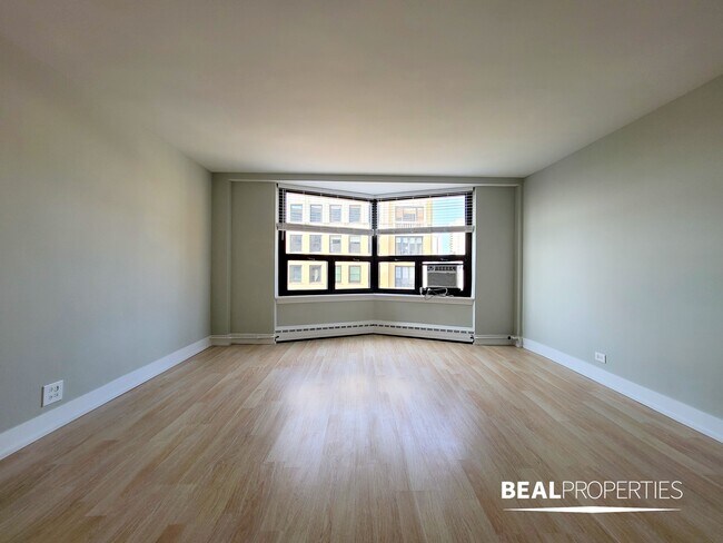 Building Photo - 443 W Wellington Ave