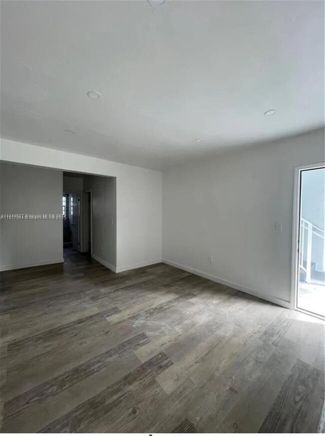 Foto del edificio - 7600 Dickens Ave