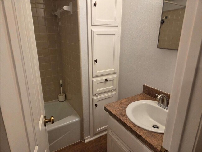 Foto del edificio - 8111 Baywood Dr