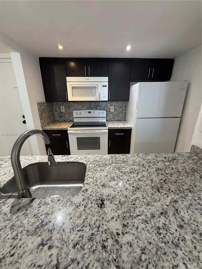 Foto del edificio - 7075 NW 186th St