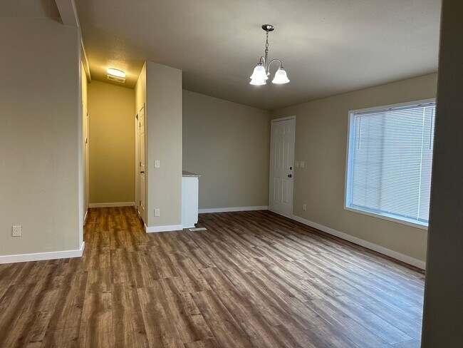 Foto del edificio - Beautiful 3 Bedroom 2 Bath Home Available Now