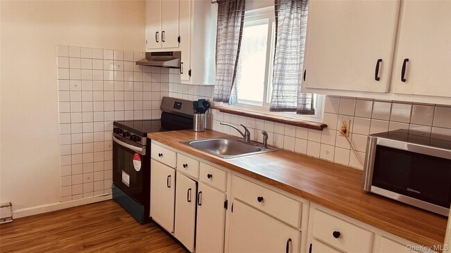 Building Photo - 881 Albany Post Rd