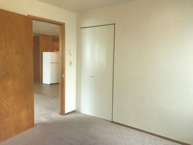 Building Photo - 2 Bedroom Apartment ~ Close to Campus ~ Ca...