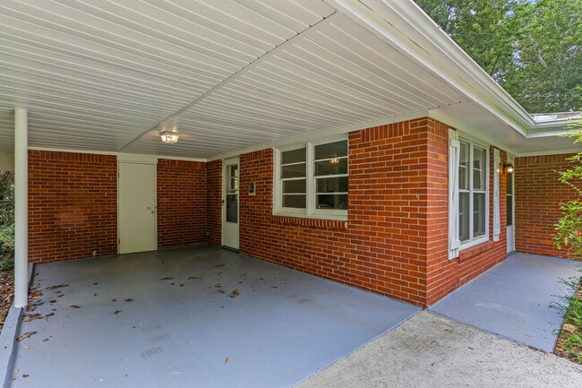 Building Photo - This cute 3 Bedroom Ranch, is priced to mo...