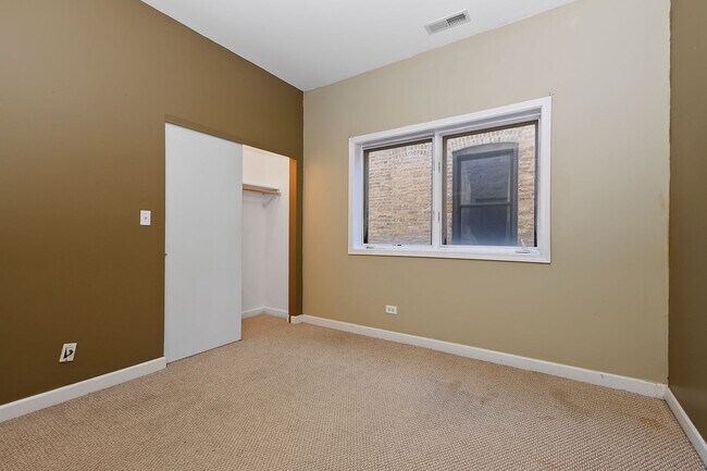 Building Photo - Bronzeville Unit Available Now!