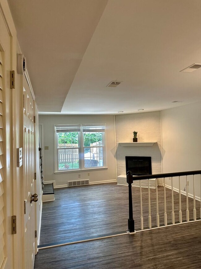 Building Photo - 185 S. Eagle Creek