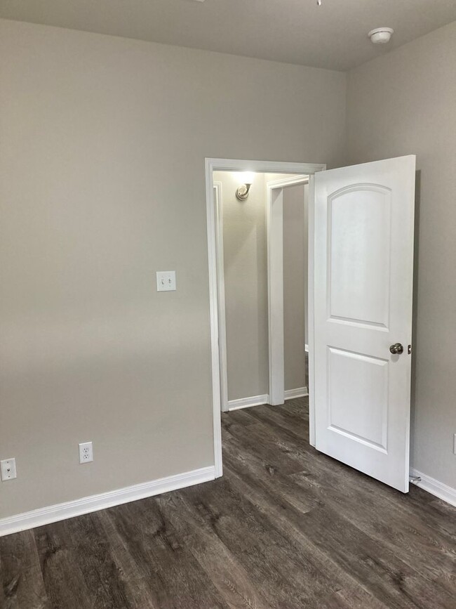 Foto del edificio - Three-bedroom, Two bath, two car garage Ho...