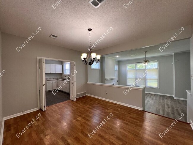 Foto del edificio - 5058 Pheasant Run Ln
