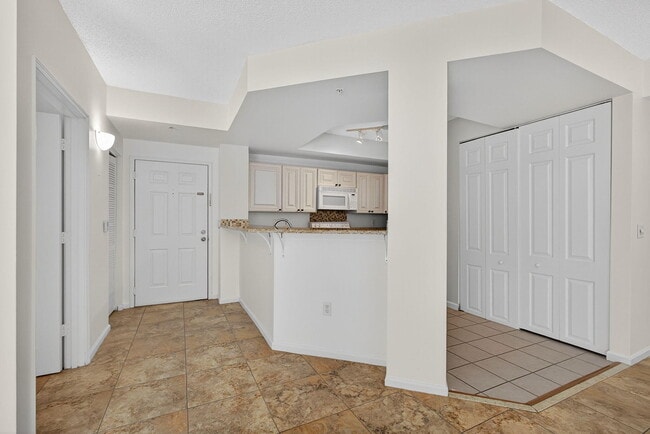 Building Photo - 720 S Sapodilla Ave