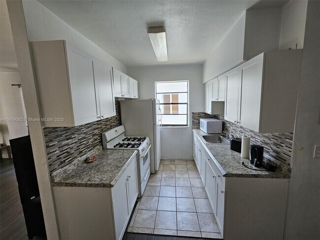 Building Photo - 7320 Carlyle Ave