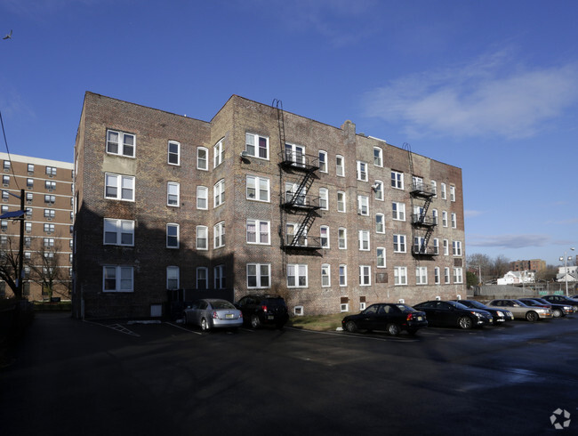 Primary Photo - 10 S Grove St