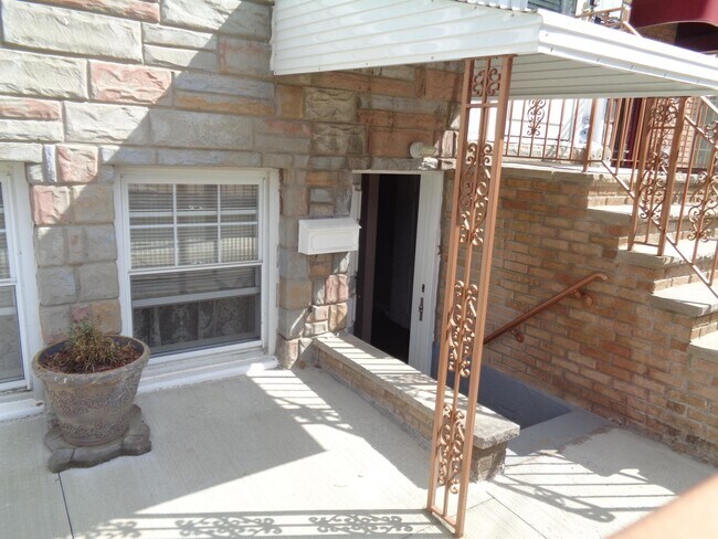 Building Photo - 464 MALLORY Ave