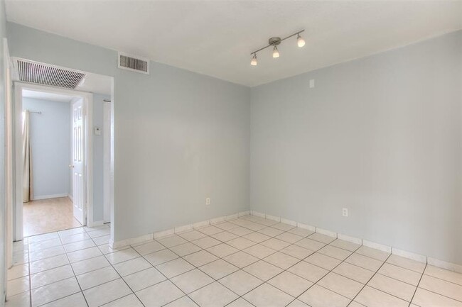 Foto del edificio - 2500 W 67th Pl