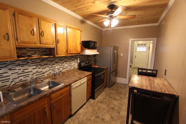 Foto del edificio - 5 br, 1.5 bath Townhome - 370 East Ave