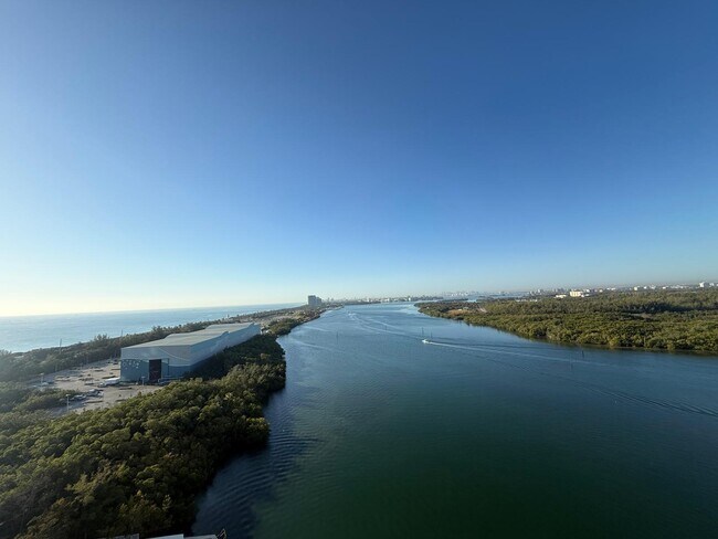 Foto del edificio - 300 Bayview Dr