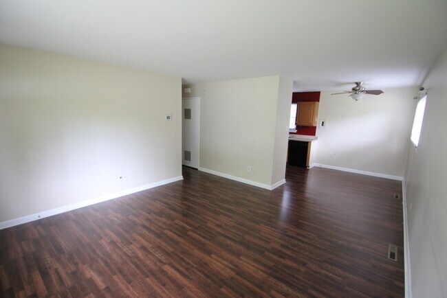 Building Photo - 3 Bed, 1 Bath Near Taylorsville Rd