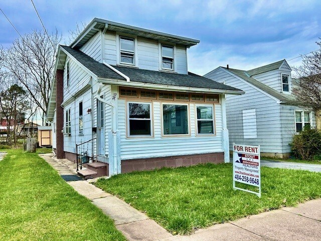 Foto principal - 3416 Montrose Ave