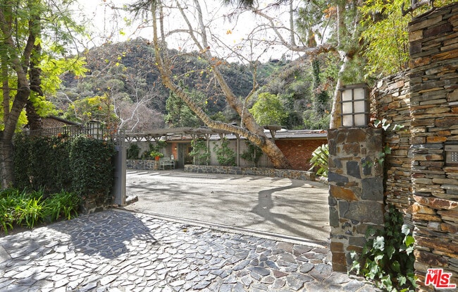 Building Photo - 2673 Mandeville Canyon Rd