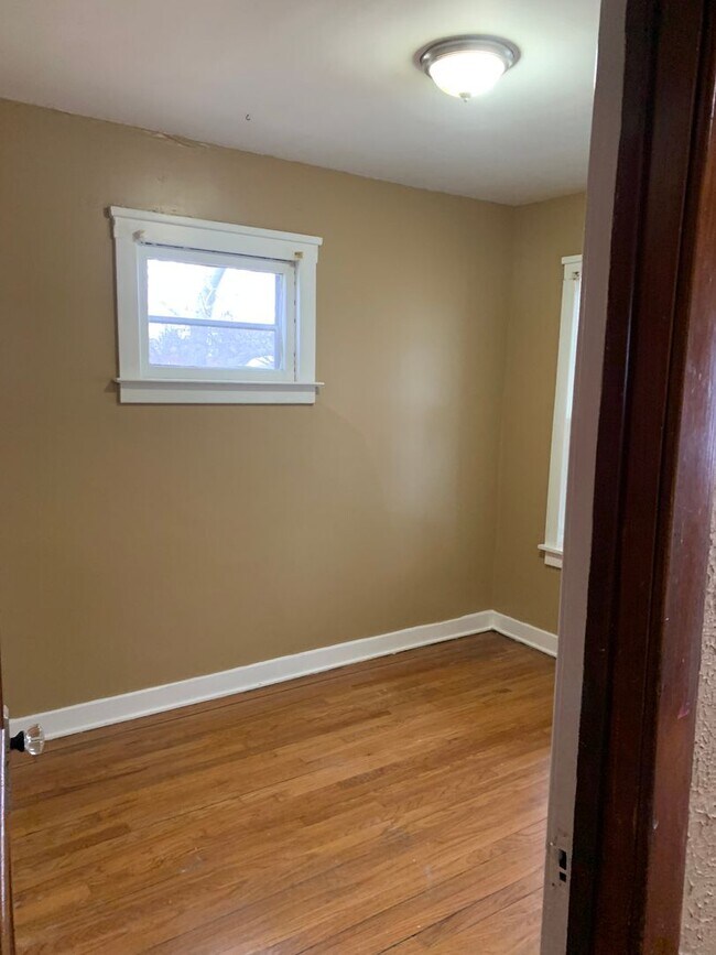 Building Photo - 2 Bedroom 1 Bath $1000