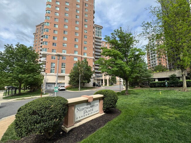 Building Photo - Sun-filled 1 Bed 1 Bath Condo With Private...