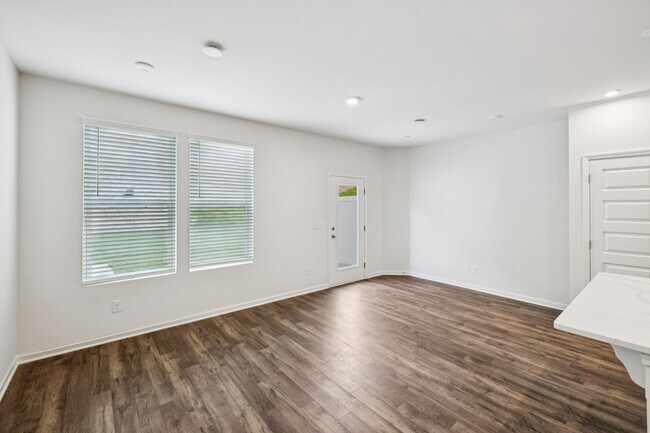 Foto del edificio - 5350 Bellflower Hls