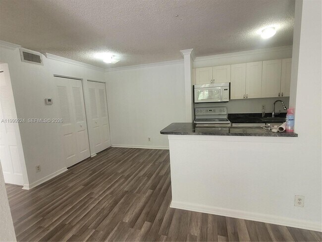 Foto del edificio - 10773 Cleary Blvd