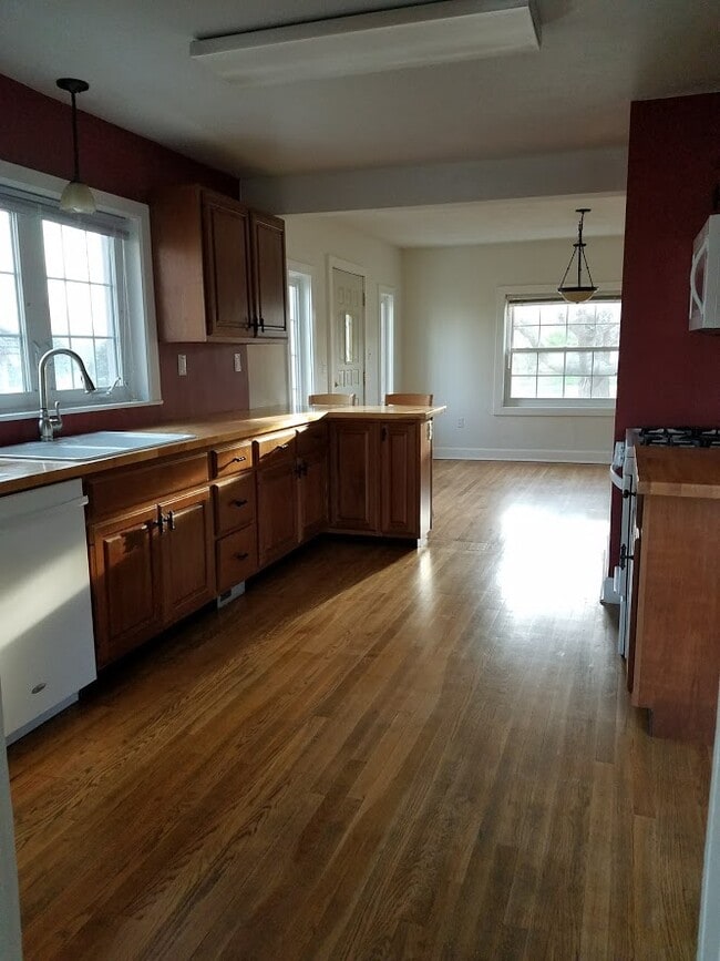 Kitchen/dining area - 3400 Tower Ln
