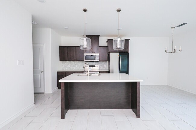 Building Photo - 9924 Bijan Dr