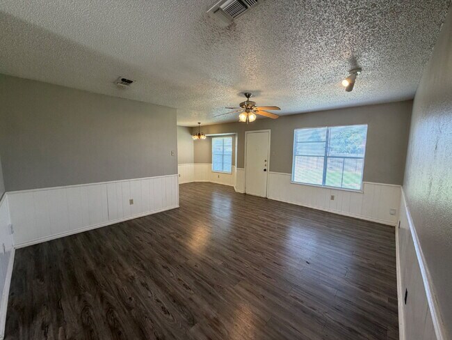 Building Photo - House Located On Cul-De-Sac & Minutes From Several Take Out Spots & W. Loop 289!