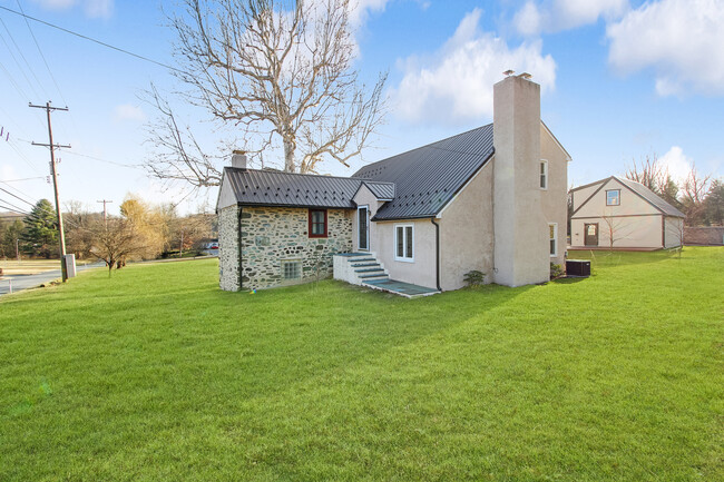Building Photo - 2069 Dutton Mill Rd