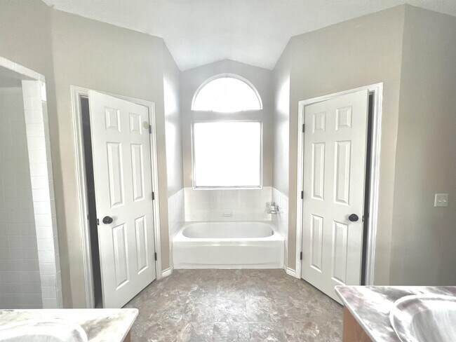 Building Photo - 5215 Northview Dr