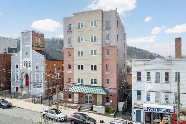 Building Photo - 165 Barclay St