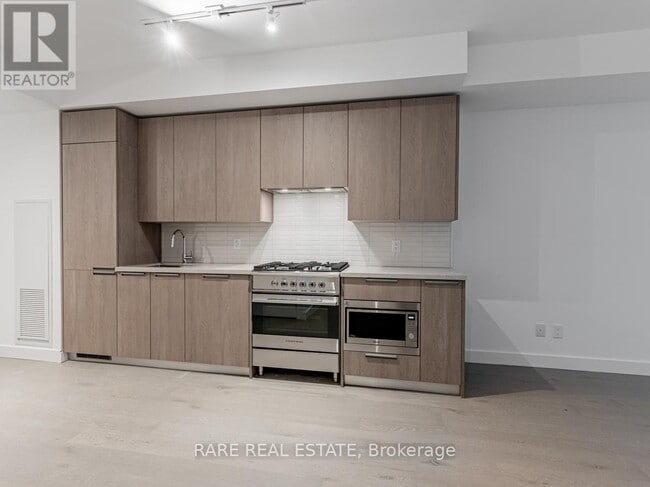 Building Photo - 160 Kingsway Crescent