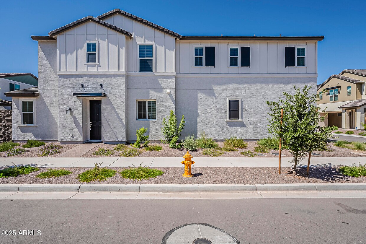Foto principal - 2434 W Rowel Rd