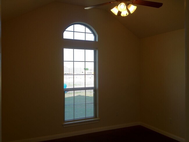 Building Photo - 3BR / 2BA Duplex in Hewitt, Texas | Midway...