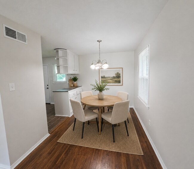 Building Photo - Charming 3BR Home | Large Driveway | Tons of Kitchen Storage