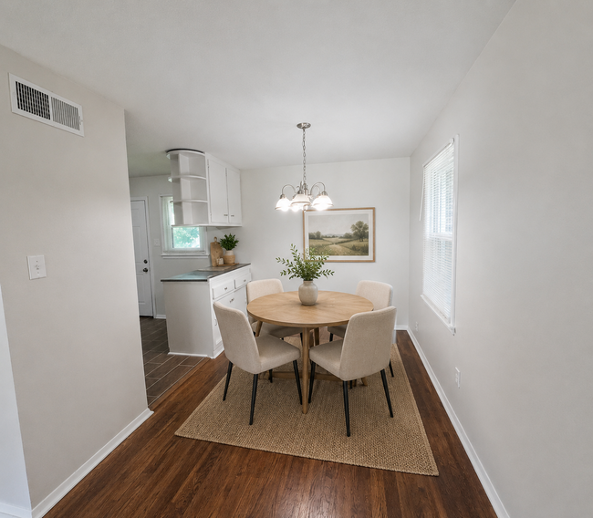Foto del edificio - Charming 3BR Home | Large Driveway | Tons of Kitchen Storage