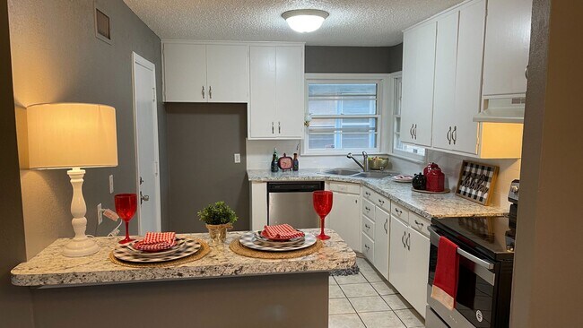 Building Photo - 3 bedroom home Newly remodeled for rent in SW OKC near SW 59th and Penn!