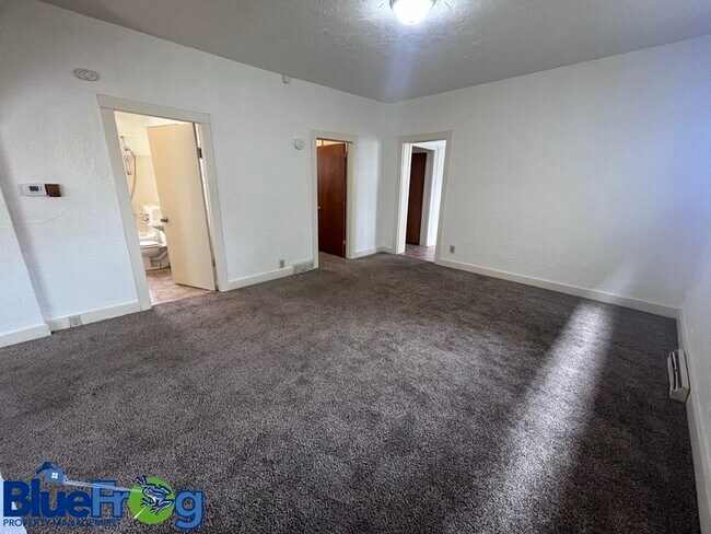 Building Photo - 922/924 Erie Avenue - 922