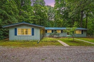 Building Photo - 828 E Oakridge Ct