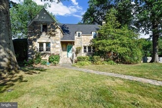Building Photo - 400 Meadow Ln