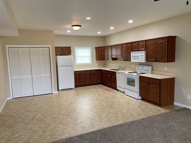 Building Photo - 575 N Cartwright St