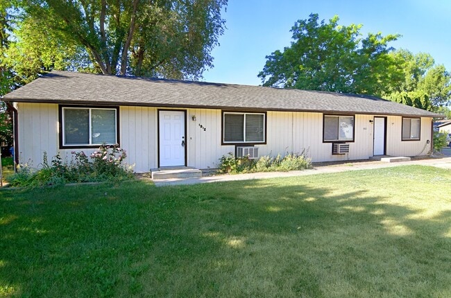 Building Photo - Spacious 2 Bedroom Duplex _ Pet Friendly!