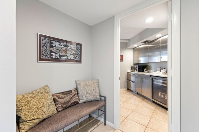 Sala de estar/cocina - 1111 N Gulfstream Ave