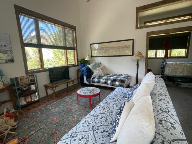 Foto del edificio - 6260 Juniper Ln