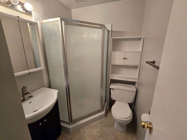 Building Photo - $1100 - 2 Bed 1 Bath Home