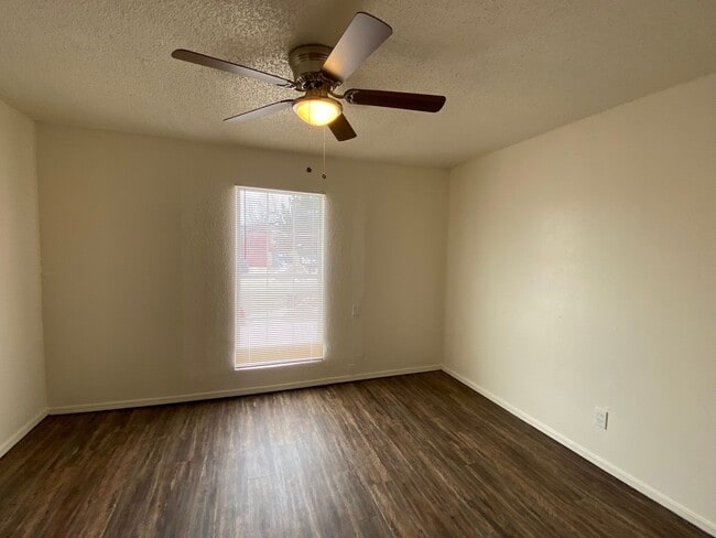 Building Photo - 3 Bed 2.5 bath