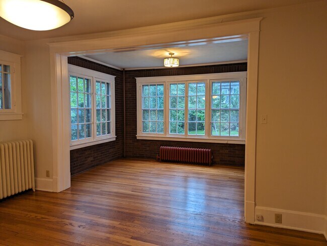 Sun Room Off Living Room - 306 S Gill St