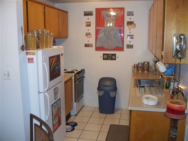 Kitchen - Pinecrest Apartments