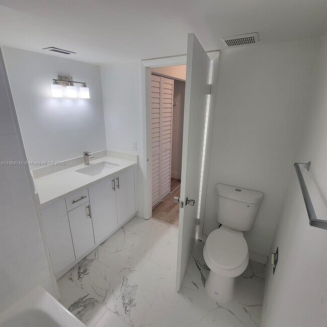 Foto del edificio - 6292 NW 186th St